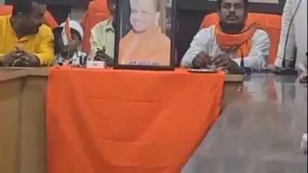 गोला: नगर पंचायत बड़हलगंज के सभागार में मनाया गया मुख्यमंत्री योगी आदित्यनाथ का जन्मदिन, भाजपा कार्यकर्ताओं ने बांटी मिठाई