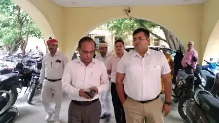 कोल: पंडित दीनदयाल उपाध्याय संयुक्त चिकित्सालय में अलीगढ़ जिलाधिकारी ने किया औचक निरीक्षण, दिए निर्देश