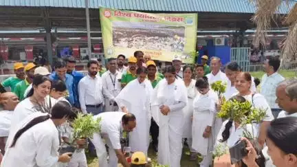 कोल: रेलवे स्टेशन पर विश्व पर्यावरण दिवस के अवसर पर ब्रह्मा कुमारीज बहनों द्वारा किया गया पौधारोपण