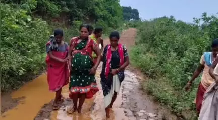 ରାୟଗଡା: ବ୍ଲକର ତାଡମା ଗ୍ରାମପଞ୍ଚାୟତର ଉଜାଗଡ଼ ଗ୍ରାମକୁ ରାସ୍ତା ଖରାପ ଯୋଗୁଁ ଆମ୍ବୁଲାନ୍ସ ନଆସିବାରୁ ୩ କିମି ଚାଲିଲେ ଗର୍ଭବତୀ ମହିଳା