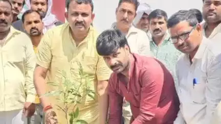सहजनवा: सहजनवा के विधायक प्रदीप शुक्ला और अध्यक्ष प्रभाकर दुबे ने नगर पंचायत घघसरा का नया कार्यालय किया उद्घाटन