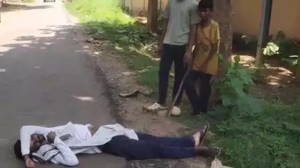 ଗୋବିନ୍ଦପୁର: ମଦ ପିଇ ବାମରା ରେଞ୍ଜ ଅଫିସ ନିକଟ ମୁଖ୍ୟ ରାସ୍ତା ଶୋଇ ପଡିଲେ ଜଣେ ବ୍ୟକ୍ତି, ସ୍ଥାନୀୟ ଲୋକ ନାକେଦମ୍