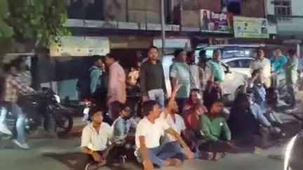 शाहजहांपुर: राजघाट चौकी के पास वाहन चेकिंग के दौरान पुलिस और कांग्रेस कार्यकर्ताओं के बीच नोकझोंक, कार्यकर्ताओं ने चौकी का घेराव किया