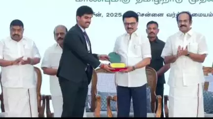 கிருஷ்ணகிரி: உலக சுற்றுச்சூழல் தினத்தை முன்னிட்டு சென்னை வர்த்தக மையத்தில் மாவட்ட
ஆட்சியருக்கு முதலமைச்சர் விருது வழங்கினார்