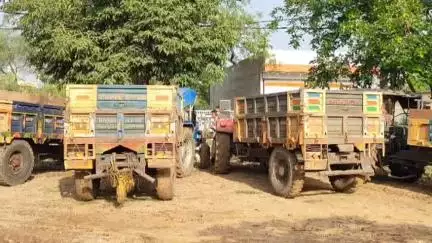 नीमच नगर: खानखेड़ी और कुंडला में खनिज विभाग की कार्रवाई, अवैध रेत परिवहन करते हुए पांच ट्रैक्टर ज़ब्त