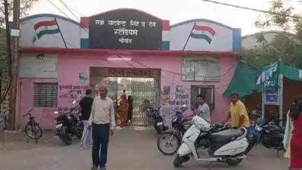 राजा यादवेंद्र सिंह जूदेव स्टेडियम नौगांव जिला छतरपुर में गंदगी बेहाल । छोटे-छोटे बच्चों द्वारा सफाई अभियान चलाया गया नगर पालिका लापरवाही व्यवस्था रही है । क्षेत्रीय विधायक ध्यान दें