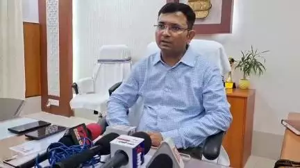 बांका: बांका के नए जिलाधिकारी नवदीप शुक्ला ने पदभार ग्रहण किया.