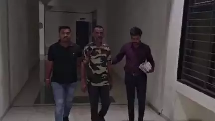 શહેરમાંથી SOG પોલીસે બે શખ્સો પાસેથી દેશી પિસ્તોલ અને જીવતા કારતૂસ સાથે 1.50 લાખના મુદ્દામાલ સાથે ઝડપી પાડ્યા