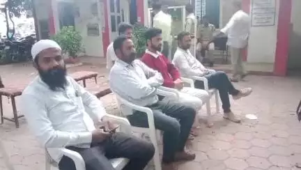 ठीकरी: पुलिस व प्रशासनिक अधिकारियों ने 7 जून को बकरीद को लेकर थाना परिसर में समाजजनों के साथ शांति समिति की बैठक की