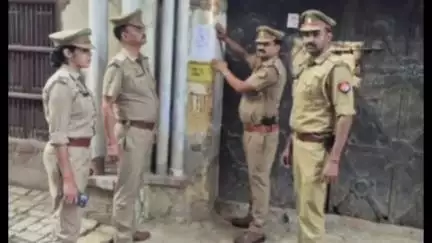 बड़ौत: हत्या के मामले में ₹25000 के ईनामी सिरसली और बिजनौर निवासी आरोपियों के मकान पर कुर्की का नोटिस चस्पा