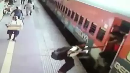 ओडिशा के कटक रेलवे स्टेशन पर RPF कांस्टेबल ने बहादुरी दिखाते हुए चलती ट्रेन से फिसले मुसाफिर को बचाया, CCTV में कैद हुआ