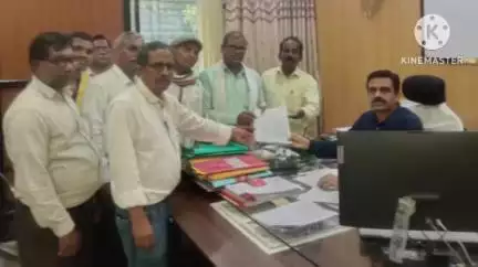 चामोर्शी: सुरजागड लोह प्रकल्प वाल्यांनी केली ट्रक धारक लाभार्थ्याची फसवणूक.