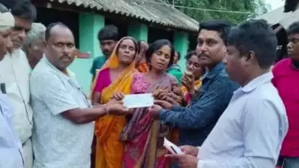 গড়বেতা ৩: হাতির আক্রমণে মৃত ব্যক্তির পরিবারের হাতে ৫ লক্ষ টাকা চেক তুলে দিলেন বন আধিকারিক শালবনীতে