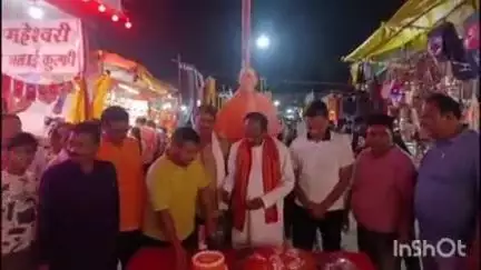 जीआईसी ग्राउंड में देर रात धूमधाम से मुख्यमंत्री योगी आदित्यनाथ का जन्म दिवस मनाया गया, स्टैचू के साथ