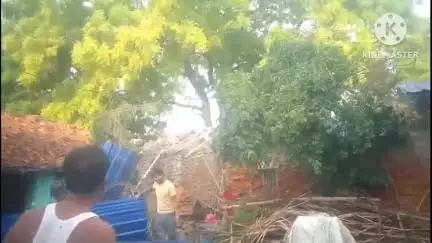 छपरा: छपरा जिले में तेज आंधी-पानी का तांडव, कई घर टूटे