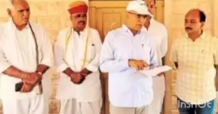 मूंडवा: मूंडवा के ईनाणा गांव में जलदाय मंत्री ने चौपाल पर ग्रामीणों की समस्याएं सुनी