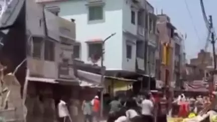 कैंपियरगंज: पीपीगंज में पुलिस और PAC की मौजूदगी में पुलिस चौकी से दुर्गा मंदिर तक सड़क को कराया गया अतिक्रमण मुक्त