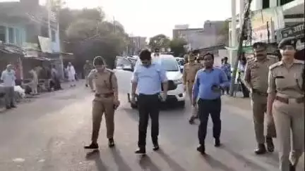 मौदहा: मौदहा में डीएम और एसपी ने फ्लैग मार्च कर सामूहिक कुरबानी कराने वाले मदरसों में जाकर व्यवस्था की