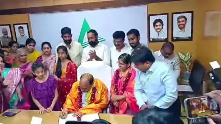 ఏపీ అప్కాబ్ ఛైర్మన్ గా బాధ్యతలు చేపట్టిన గన్ని వీరాంజనేయులు, విజయవాడ అప్కాబ్ బ్యాంక్ లో ప్రమాణస్వీకారం