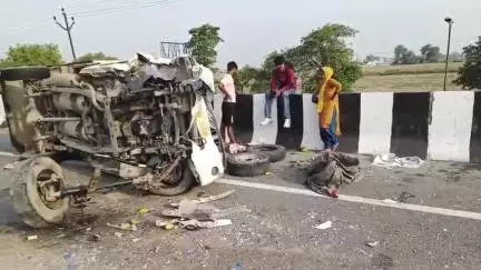 हापुड़:हाईवे पर पलटी तेज रफ्तार पिकअप,बस को बचाने के चक्कर में हुआ हादसा,महिला सहित तीन लोग बाल-बाल बचे
#news