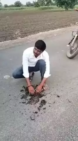 छत्रपती संभाजीनगर रस्त्याचे निकृष्ट दर्जाचे काम..चक्क हाताने निघतोय डांबरी रस्ता गावकऱ्यांकडून