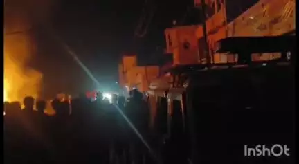 संपतचक: गोपालपुर थाना क्षेत्र के बैरिया में लगी भीषण आग, कैटरिंग का सामान जलकर राख