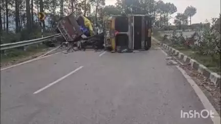 सोलन: NH-5 पर शमेलच में सरिए से भरा ट्रक पलटा, चंडीगढ़ जा रहा प्लम से भरा ट्रक भी आया चपेट में, पुलिस मौके पर मौजूद