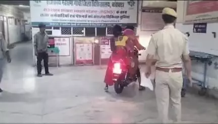 बांसवाड़ा: पिपलवा गांव में महिला को बाइक ने मारी टक्कर, परिजन घायल महिला को उपचार के लिए बाइक पर लेकर एमजीएच पहुंचे