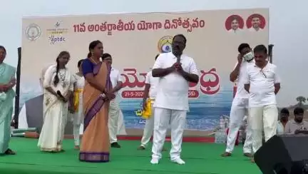 విజయనగరం: యోగా నిత్య జీవితంలో భాగస్వామ్యం కావాలని పిలుపునిచ్చిన కలెక్టర్ అంబేద్కర్, చింతపల్లి బీచ్ లో యోగాంధ్ర కు హాజరు