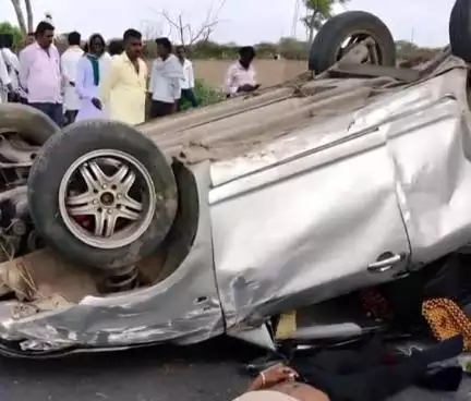 ಲಿಂಗಸೂರು: ಅಮರೇಶ್ವತ ಕ್ರಾಸ್ ನಿಂದ ದೇವರಭೂಪುರ ಗ್ರಾಮಕ್ಕೆ ತೆರಳುವಾಗ ಕಾರ್ ಪಲ್ಟಿಯಾಗಿ ಓರ್ವ ವ್ಯಕ್ತಿ ಸಾವು