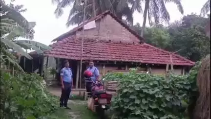 মহিষাদল: বাড়ির মধ্যে স্বামী স্ত্রীর নিথর দেহ উদ্ধারের ঘটনায় চাঞ্চল্য মহিষাদল কাউকুন্ডু এলাক দেহ দুটি উদ্ধার মহিষাদল থানার পুলিশ