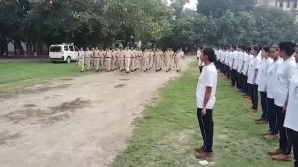 आज दिनांक:-06.06.2025 को दिन शुक्रवार को पुलिस पदाधिकारी एवं कर्मियों में अनुशासन बनाए रखने हेतु पुलिस केन्द्र, कटिहार में पुलिस उपाधीक्षक (रक्षित) के नेतृत्व में जनरल परेड का आयोजन किया गया।