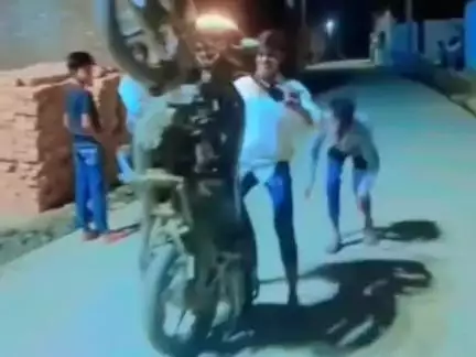 हसनपुर: आदमपुर के गांव शाहबाजपुर ढोला में बाइक से खतरनाक स्टंट करते युवक का वीडियो हुआ वायरल