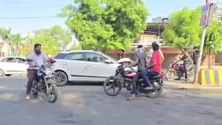 बैतूल नगर: तलैया परिसर के पास नींद में डिवाइडर से टकराई कार, सीट बेल्ट से बची चालक की जान