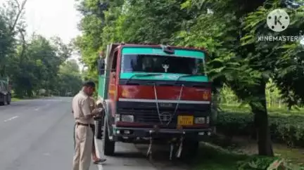 বোকাখাত: পোৰাবাংলাত পৰিবহন নিয়মৰ অৱমাননা কৰা বাহনৰ বিৰুদ্ধে চলা অভিযানত ৪০ খনৰো বাহন জব্দ  পৰিবহন বিভাগৰ