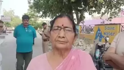 मोदीनगर: गाजियाबाद में सुरक्षित नहीं है बुजुर्ग। बुजुर्ग महिला की चेन स्नैचिं..