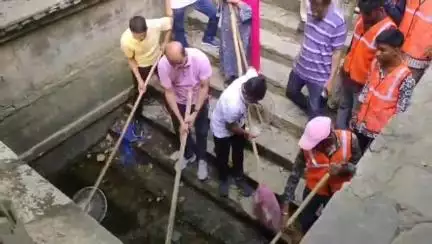 बड़गांव: वंदे गंगा जल संरक्षण जन अभियान के तहत गुलाब बाग स्थित कुत्ता बावड़ी में किया गया श्रमदान