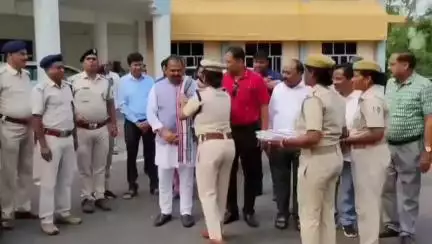 ବୌଦ୍ଧ ସଦର: ଜିଲ୍ଲାପାଳଙ୍କ କାର୍ଯ୍ୟାଳୟ ପରିସରରୁ ନିଶାଦ୍ରବ୍ୟ ତଥା ଅପମିଶ୍ରିତ ମାଦକ ଦ୍ରବ୍ୟ ବିରୋଧରେ ସଚେତନତା ରଥର ଶୁଭାରମ୍ଭ