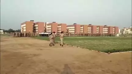 कासगंज: नई पुलिस लाइन में परेड का आयोजन हुआ, एसपी ने परेड और पुलिस लाइन का किया निरीक्षण
