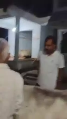 हाटपिपल्या: दुर्घटना से बचाव के लिए अखिल भारतीय विद्यार्थी परिषद ने हाटपिपल्या और अन्य गांवों में गायों को रेडियम बेल्ट बांधे