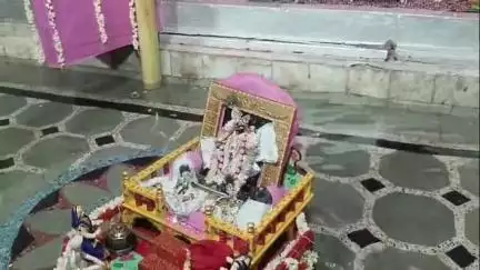 खिलचीपुर: गंगा दशमी पर श्री गोवर्धननाथ जी मंदिर में भगवान श्रीनाथ जी को नाव में कराया गया नौका विहार
