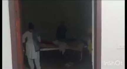 एटा: मेडिकल कॉलेज में स्टाफ के सोते हुए और मरीजों के परेशान होने का वीडियो आया सामने