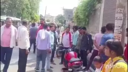 कायमगंज: कायमगंज रेलवे रोड पर मेरठ कोल्ड स्टोरेज के पास सीओ की कार ने बाइक को मारी टक्कर, 3 युवक हुए घायल