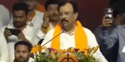 उत्तर सोलापूर: येथे माजी मंत्री सिद्धाराम म्हेत्रे बंधूंच्या हातात शिवसेनेचा भगवा; एकनाथ शिंदे यांच्या उपस्थितीत पक्षप्रवेश...