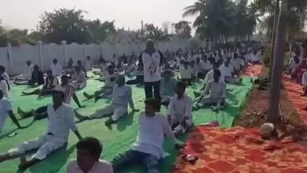 కోరిపల్లి గ్రామంలో 23 గ్రామాలకు చెందిన పంచాయతీ కార్యదర్శులతో యోగా కార్యక్రమం, పాల్గొన్న ఎంపీడీవో అనుపమ