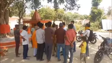अमेठी: संग्रामपुर कोतवाली क्षेत्र में हनुमान मंदिर गेट पर फेंका गया मुर्गे का टुकड़ा, क्षेत्र में तनाव