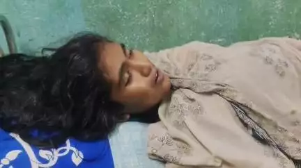 ক্যানিং ১: মেরীগঞ্জ ৭ নম্বর গ্রামে বিষ খেয়ে আত্মঘাতী এক কিশোরী, মৃতদেহ উদ্ধার করে ময়নাতদন্তের জন্য পাঠালো ক্যানিং থানার পুলিশ