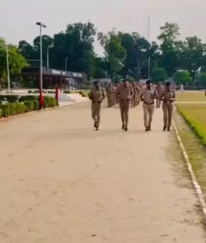 शाहजहांपुर: पुलिस अधीक्षक राजेश द्विवेदी ने शुक्रवार को पुलिस लाइन में परेड की सलामी लेकर परेड का निरीक्षण किया