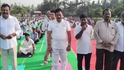 యోగాంధ్ర 2025 లో భాగంగా సామర్లకోట భీమేశ్వర స్వామి ఆలయంలో ఘనంగా యోగా కార్యక్రమం నిర్వహించారు.