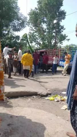 dream11 क्षेत्र में कचरा गाड़ी आएगी 4 दिन में एक बार या 5 दिन में एक बार गाड़ी आ रही है और यहां पर नाली भी सही नहीं चल